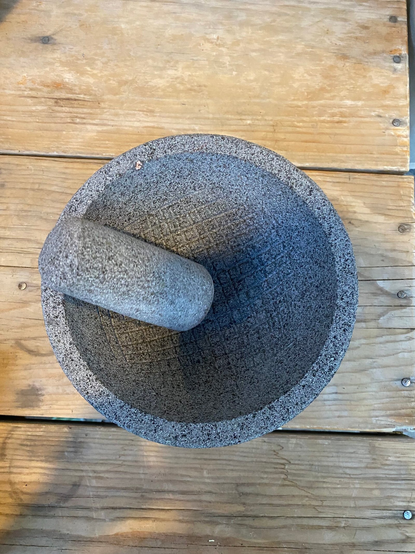 Molcajete Tradicional No.8(20 Cm) Poro Cerrado Piedra Volcánica - Image 2