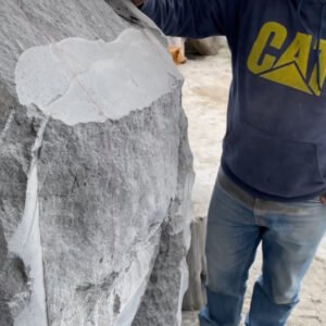 Artesano de piedra volcanica