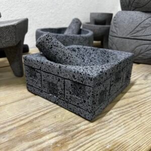 Molcajete Cuadrado 8”/20CM Grecas 750ML Piedra Negra Volcánica