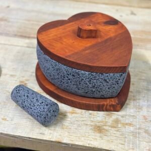 Molcajete Corazón 8”/20CM Con Base y Tapa Madera Capacidad 1L Piedra Negra Volcánica