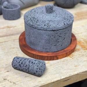 Molcajete Cilindro 8”/20CM Tapa Piedra y Base Madera Capacidad 1L