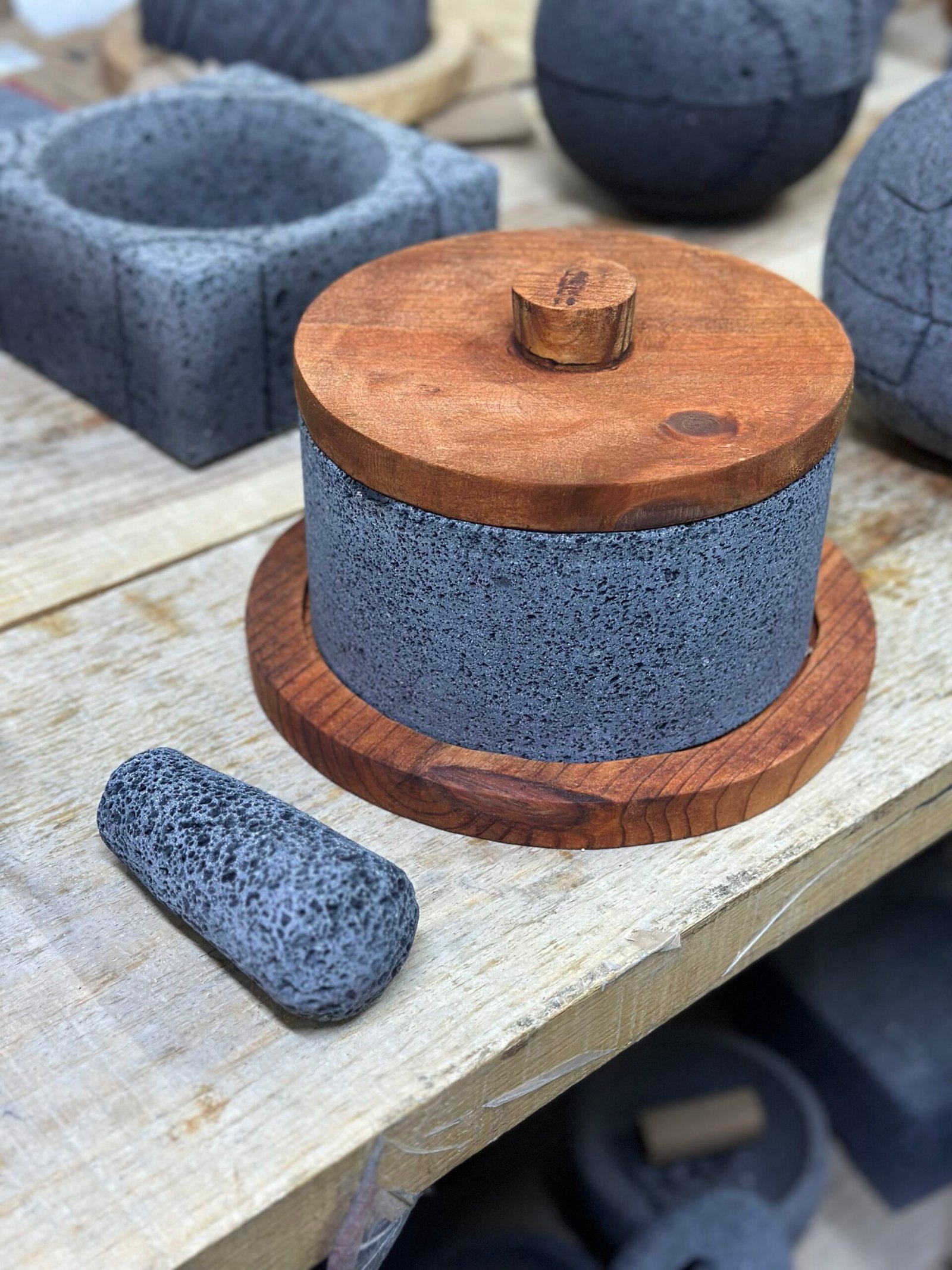 Molcajete Cilindro 8”/20CM Base y Tapa Madera Capacidad 1L