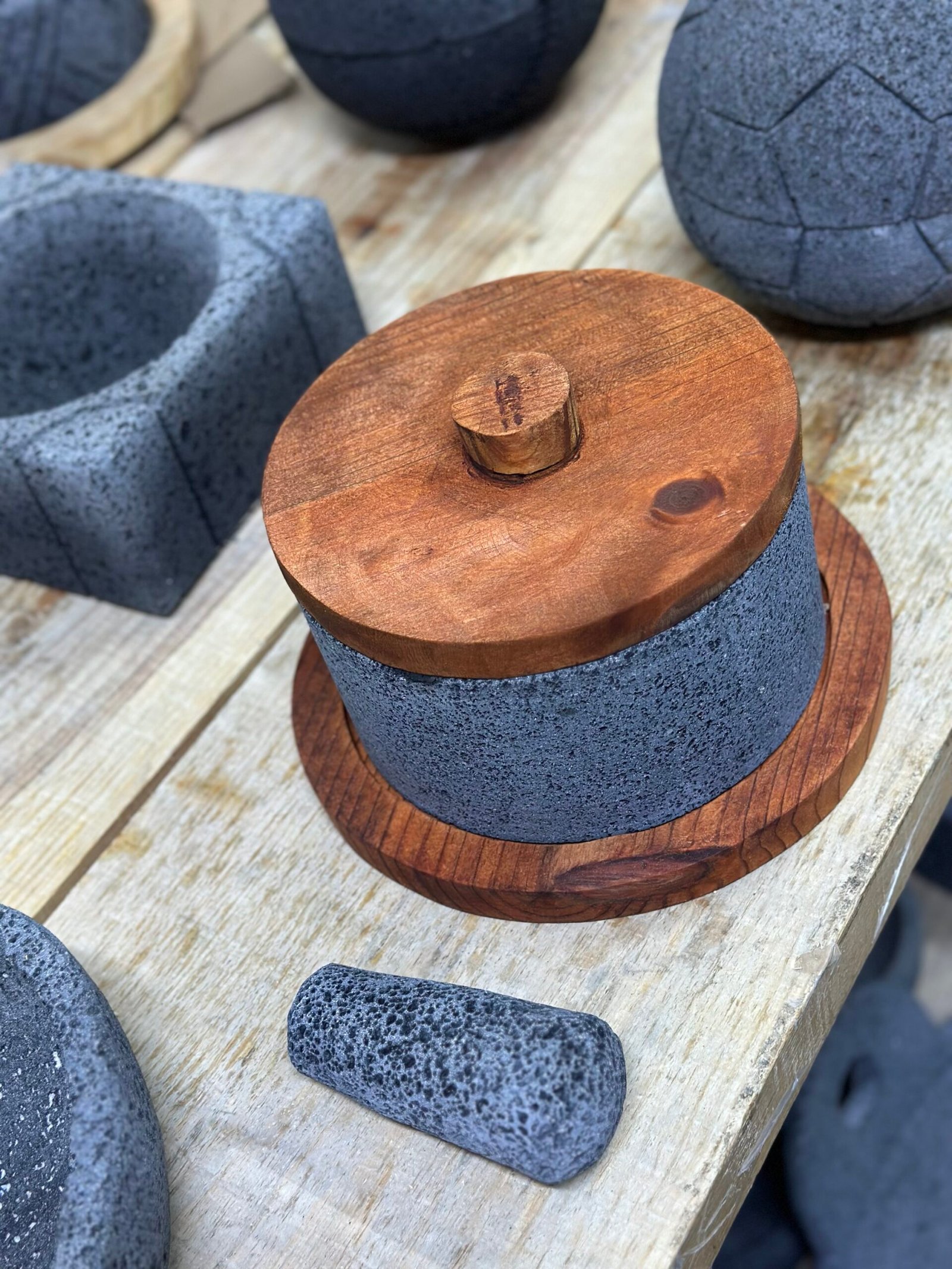 Molcajete Cilindro 8”/20CM Base y Tapa Madera Capacidad 1L - Image 3