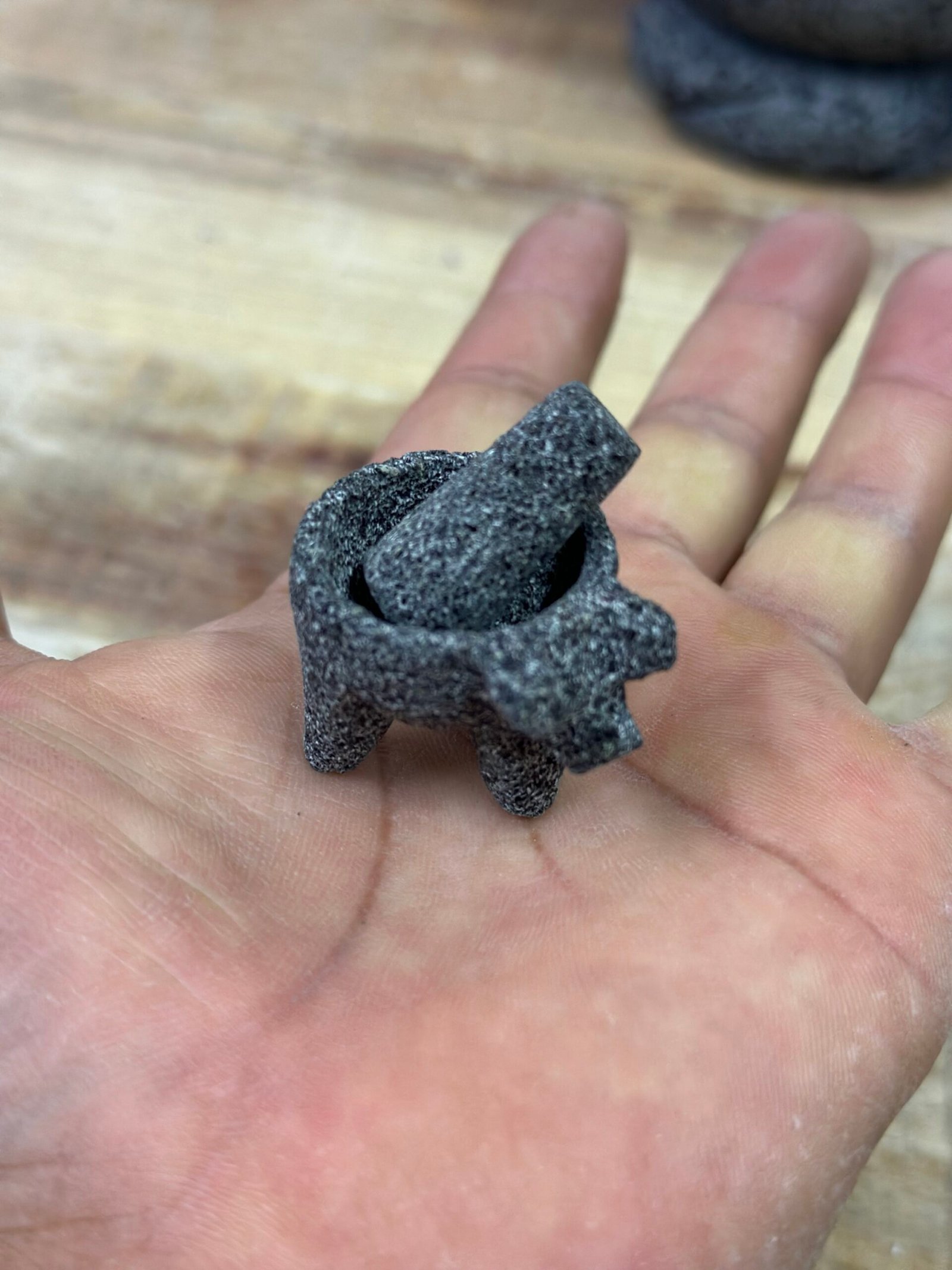SET 5 MINIATURAS 4 MINI MOLCAJETES DE 2.5 CM Y 1 MINI METATE DE 4 CMPIEDRA VOLCÁNICA - Image 2
