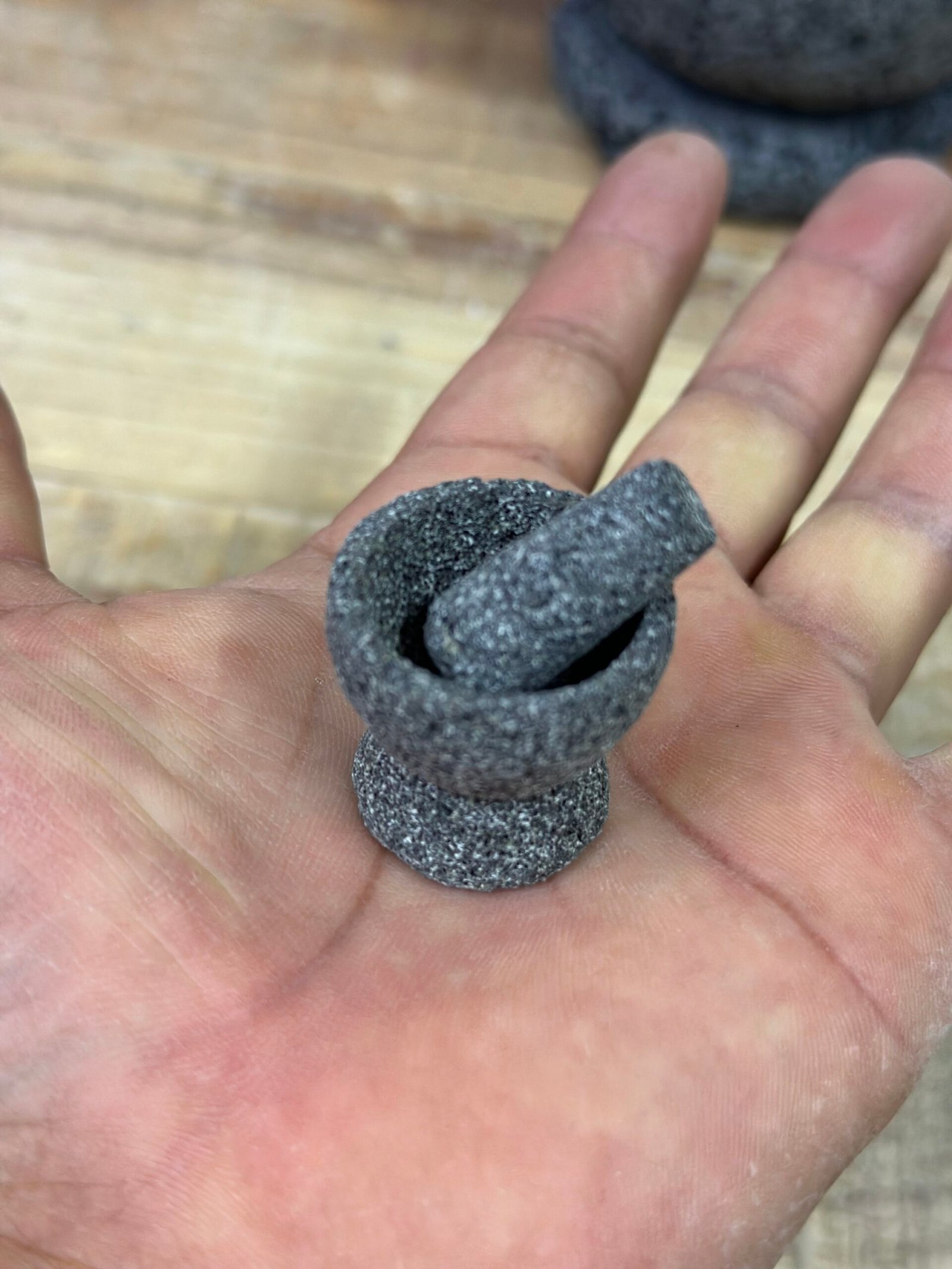 SET 5 MINIATURAS 4 MINI MOLCAJETES DE 2.5 CM Y 1 MINI METATE DE 4 CMPIEDRA VOLCÁNICA - Image 3