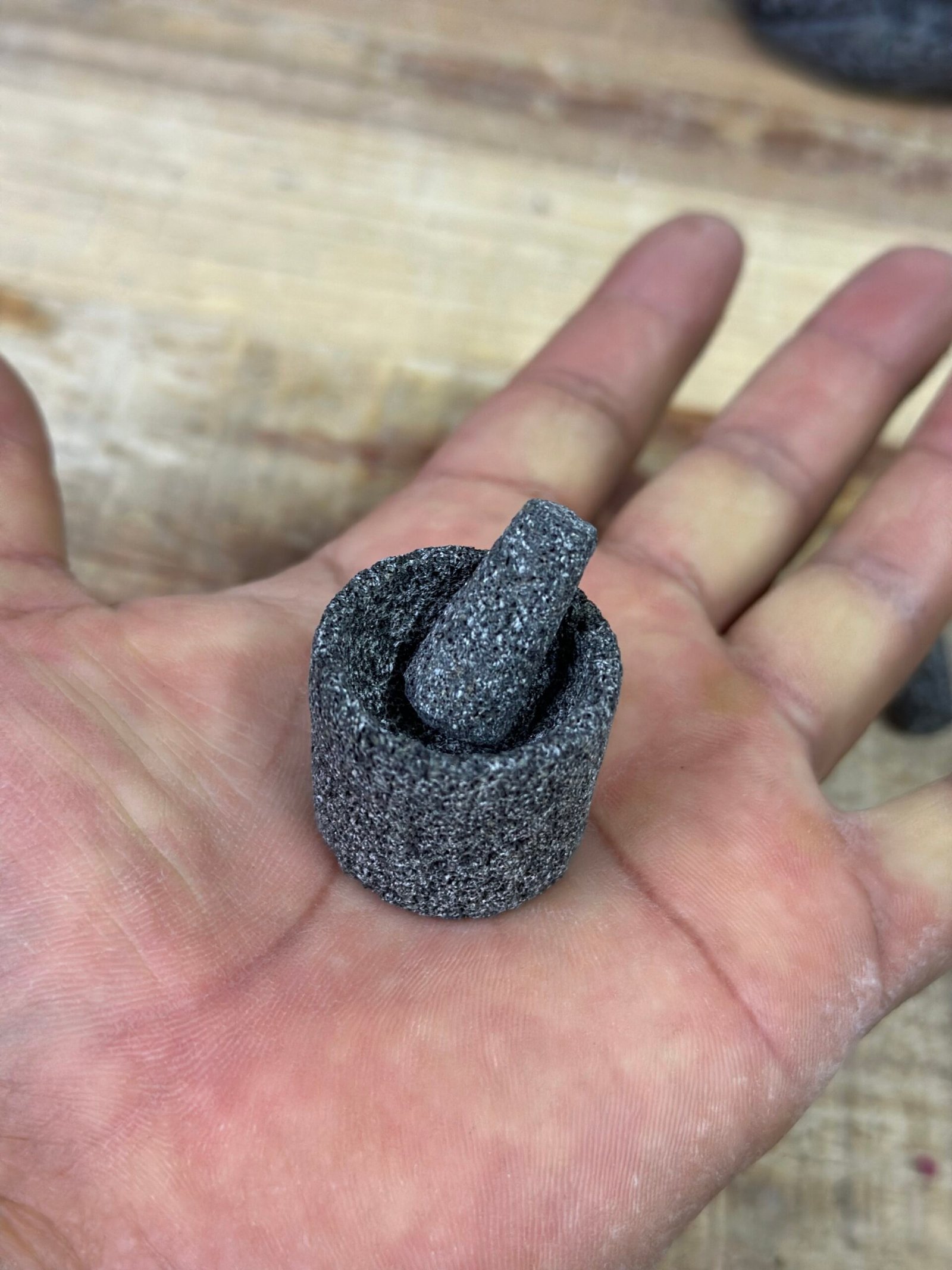 SET 5 MINIATURAS 4 MINI MOLCAJETES DE 2.5 CM Y 1 MINI METATE DE 4 CMPIEDRA VOLCÁNICA - Image 4