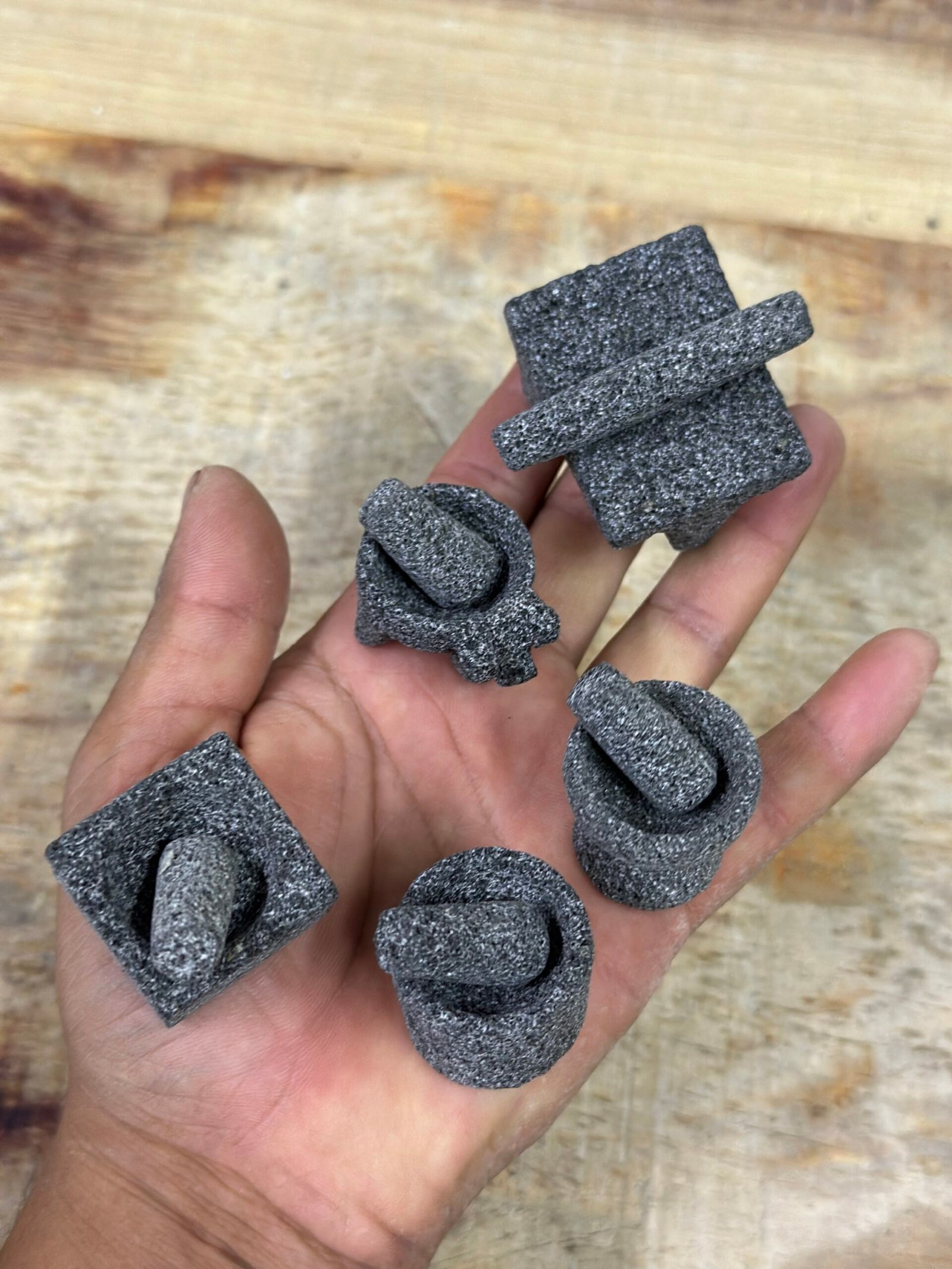 SET 5 MINIATURAS 4 MINI MOLCAJETES DE 2.5 CM Y 1 MINI METATE DE 4 CMPIEDRA VOLCÁNICA - Image 7