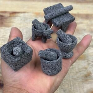 SET 5 MINIATURAS 4 MINI MOLCAJETES DE 2.5 CM Y 1 MINI METATE DE 4 CMPIEDRA VOLCÁNICA