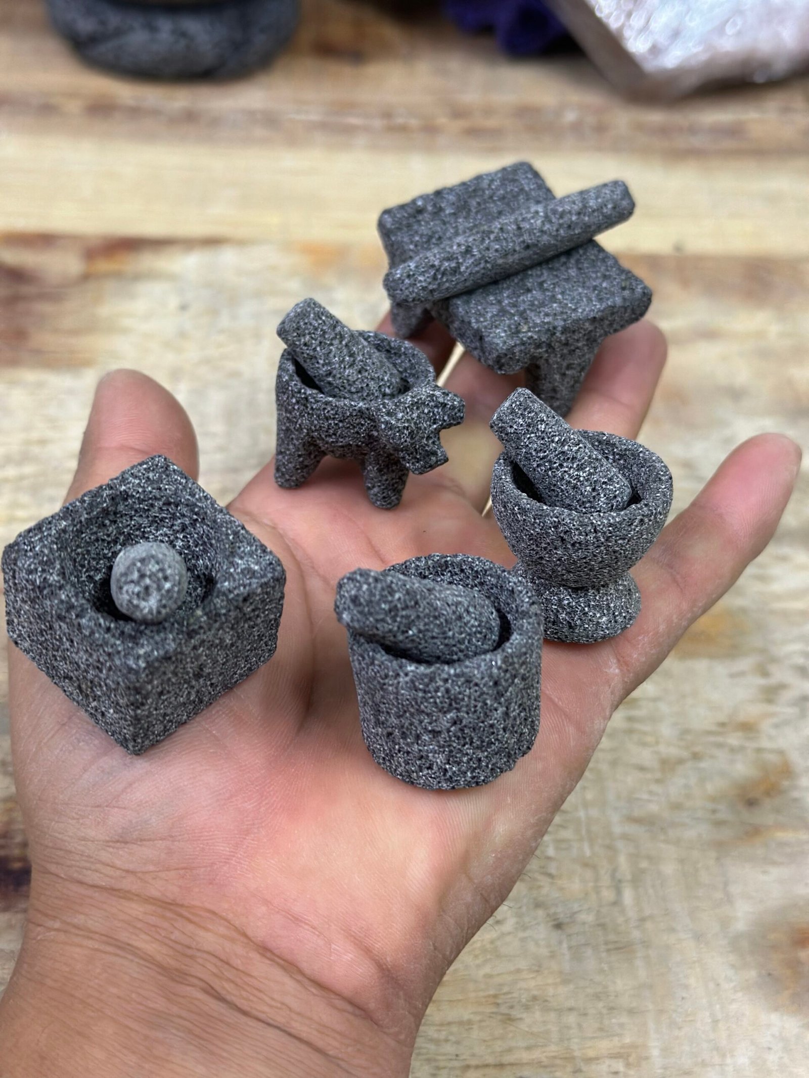 SET 5 MINIATURAS 4 MINI MOLCAJETES DE 2.5 CM Y 1 MINI METATE DE 4 CMPIEDRA VOLCÁNICA