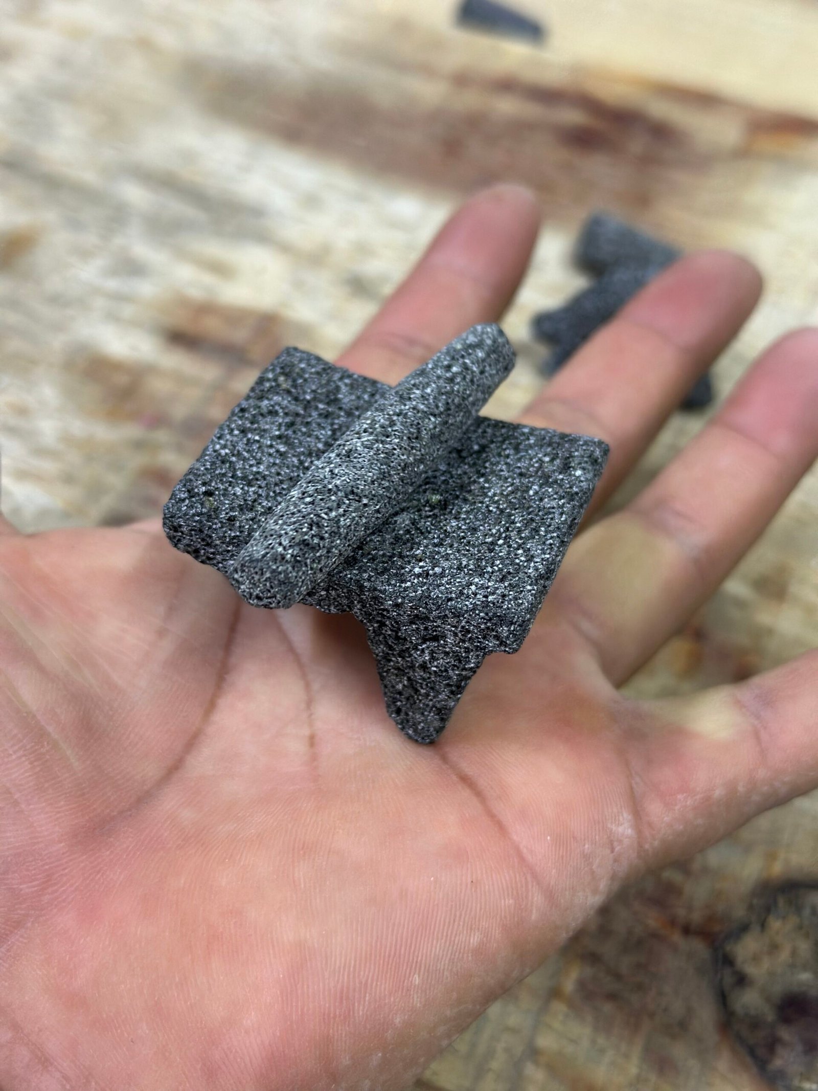 SET 5 MINIATURAS 4 MINI MOLCAJETES DE 2.5 CM Y 1 MINI METATE DE 4 CMPIEDRA VOLCÁNICA - Image 6